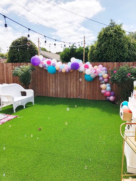 Bubbles and Balloons Birthday Party – Jan's Spring Outdoor Birthday Party Balloons, Balloon Garland Backyard Fence, Fence Party Decorations, Backyard Balloon Arch, Outdoor Balloon Decorations Backyards, Balloon Garland On Fence, Fence Balloon Decor, Balloons On Fence Party Ideas, Porch Birthday Decorations