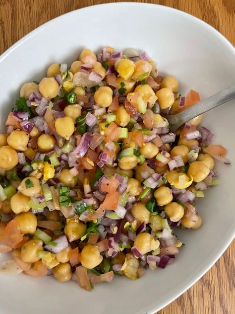 Chickpea Salad Salad Snap, Indian Salad, Iftar Recipe, Healthy Delicious Food, Chickpea Recipe, Healthy Meatloaf, Indian Salads, Snacks On The Go, Iftar Recipes