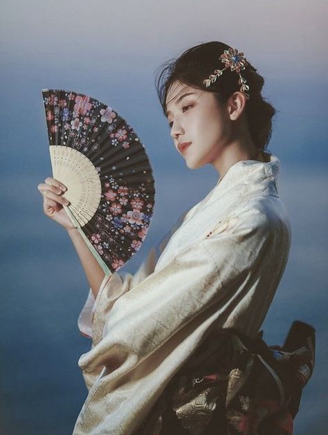 Person Holding Fan Pose, Yukata Pose Reference, Japanese Reference Poses, Holding Fan Pose Reference, Kimono Poses Reference, Holding Fan Reference, Japanese Parasol, Dynamic Poses Drawing, Geisha Art