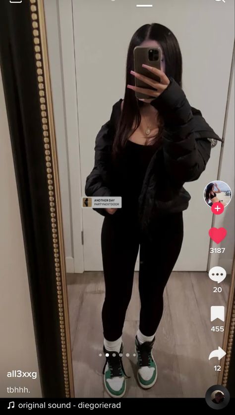 Essentials Hoodie Black Outfit, Warm Outfit Ideas For School, Suburban Aesthetic Outfit, Black Gap Hoodie Outfit, How To Style Black Jumpsuit, Grey Zip Up Outfit, Casual Baddie Fits, Winter Outfits Latina, Warm Outfits For School