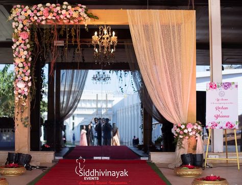 Wedding Hall Entrance Decorations Indian, Banquet Hall Decorations Engagement, Home Gate Decorations Wedding, Mandap Gate Decoration, Banquet Entrance Decoration, Wedding Reception Entry Decor, Engagement Entrance Decor, Sayali Patil, Wedding Gate Decoration Indian