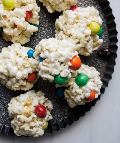 M&M Popcorn Balls | Get the recipe for M&M Popcorn Balls. Mini Christmas Desserts, Leftover Halloween Candy Recipes, Easter Candy Recipes, Delicious Halloween Desserts, Halloween Candy Recipes, Popcorn Balls Recipe, Leftover Candy, Keylime Pie Recipe, Popcorn Balls