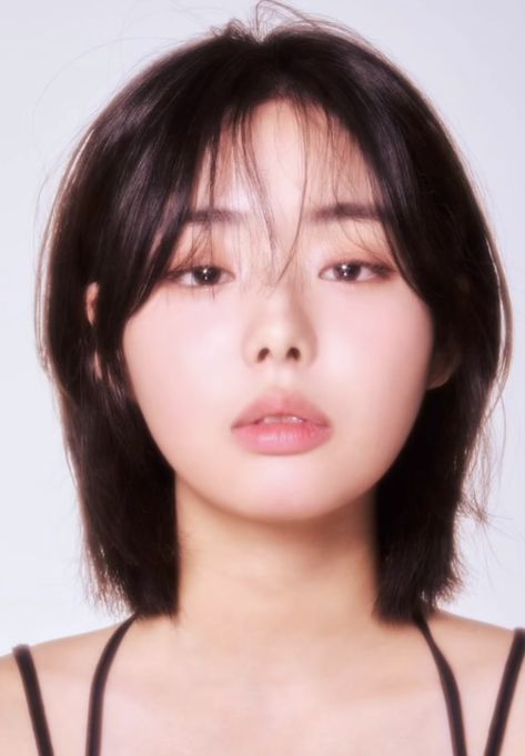 Few Bangs Haircut, Short Wolfcut For Round Face, Asians With Short Hair, Straight Short Hair Round Face, Hush Cut Short Hair With Bangs, Short Layered Haircuts Asian, Jawline Length Hair, Square Face Straight Hair, Short Hair For Wide Faces