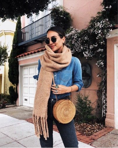 Camel Scarf Outfit, Kathleen Barnes, Straw Bag Outfit, Carrie Bradshaw Lied, Classic Wardrobe Pieces, Shoulder Bag Outfit, Capsule Wardrobe Essentials, Colorful Jumpsuit, Scarf Outfit