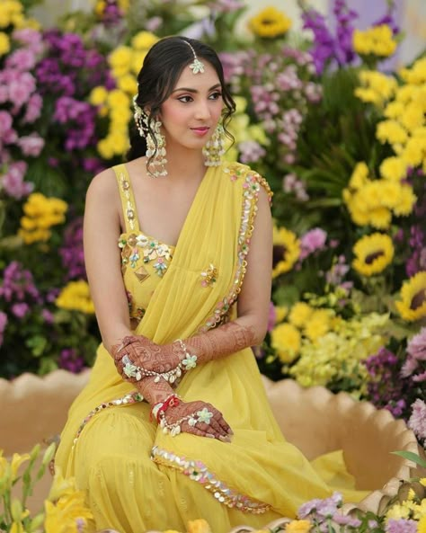 Haldi Ceremony Outfit Simple, Simple Haldi Ceremony Outfit For Bride, Haldi Ceremony Outfit For Bride Indian, Haldi Saree Indian Bridal, Bridal Haldi Outfit Indian, Lehenga Jewellery Ideas, Unique Haldi Outfits For Bride, Haldi Bridal Outfit, Haldi Ceremony Outfit For Bride