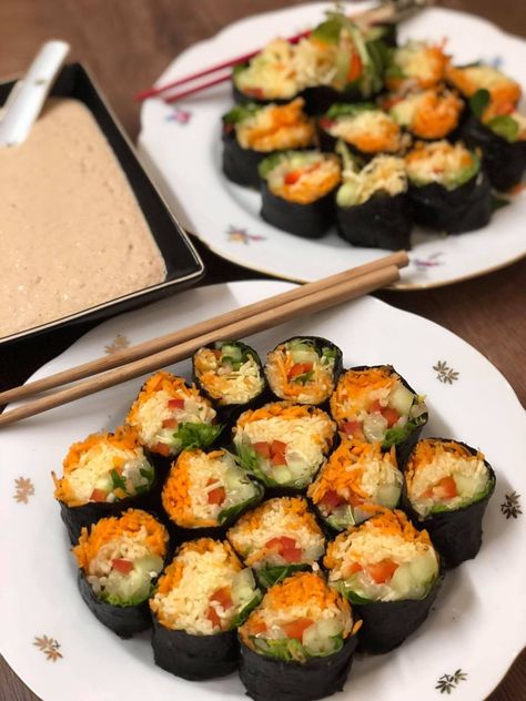 Raw vegan "sushi"  Delicious soy-free sauce Raw Vegan Sushi, Vegan Salmon, Raw Sushi, Raw Salmon, Eating Fish, Sushi Dinner, Real Fish, Vegan Fish, Salmon Sushi