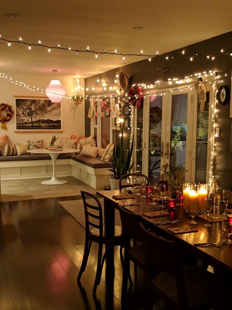 Living Room String Lights, Dinner Party Lighting, String Lights Living Room, House Party Aesthetic, Room String Lights, Apartment Party, Party Lights Indoor, College House, Best Christmas Lights