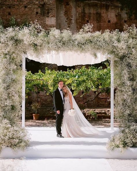 Jewish Wedding Inspiration + Advice | By Karen Cinnamon on Instagram: "JUST BLOGGED//🇪🇸Buckle your seatbelts and prepare for takeoff to sunny Marbella, Spain, where UK couple Natasha and Adam held their fabulous Jewish wedding! 🇪🇸 The couple’s venue, @fincalaconcepcion, was the perfect spot for their romantic summer garden wedding, and they found the perfect partner to bring their dreams to life in #STGvendor @ddweddings_celebrations, who they found right here on STG! In Natasha’s words, “St Jewish Wedding Ideas Chuppah, Hupa Wedding Ideas, Modern Chuppah Ideas, White Flower Chuppah, Jewish Wedding Decor, Huppah Wedding Indoor, Wedding Huppa, White Floral Chuppah, Tall Centerpieces Wedding