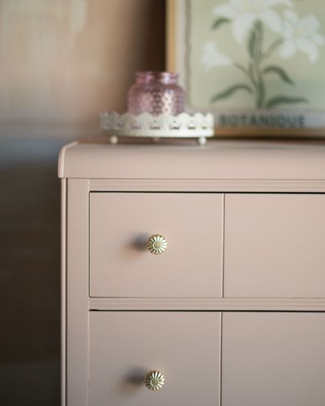 This cutie was painted with Wise Owl OHE in the color “1987.” I am loving the scalloped base, new knobs and added beaded details on the sides. This piece would look so cute in a nursery 😍💕 #pinkdresser #paintedfurniture #furnitureflip Light Pink Dresser Diy, Light Pink Dresser, Pink Dresser, Gold Knobs, Furniture Flips, Diy Dresser, I Am Loving, Wise Owl, Flipping Furniture