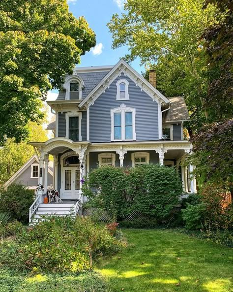 Suburban Victorian House, Blue Suburban House, Old Suburban House, Surburban House, Suburban House Interior, Old American Houses, Suburban Aesthetic, Victorian Architecture Interior, Great Chicago Fire