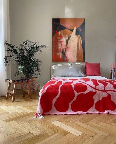 Red Pink Bedroom Ideas, Red Details Interior, Red Bedding Ideas Bedrooms, Black And White Decor Ideas, Graphic Bedroom, Colorful Minimalist Bedroom, Artistic Bedroom, Philadelphia Apartment, Red Bed