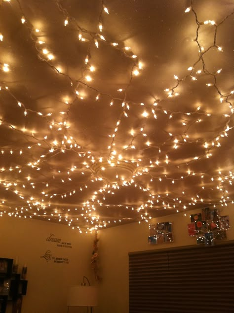 975 lights + 92 Command mini hooks ='s star lit ceiling <3 Fairy Ceiling Lights, Lights On Walls Bedroom, Hanging String Lights Ceiling, Cute Fairy Lights Bedroom Ideas Simple, Ceiling Fairy Lights Bedroom, Lights On Ceiling Bedroom, Ceiling Fairy Lights Living Room, Fairy Lights From Ceiling, Dangly Ceiling Lights