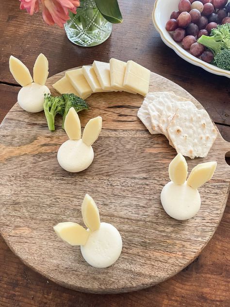 Babybel bunnies for the sweetest Easter charcuterie! Easter Food Art Ideas, Bunny Charcuterie Board, Easter Food Board, Easter Themed Appetizers, Easter Themed Charcuterie Board, Charcuterie Board Easter, Easter Cheese Board, Rabbit Charcuterie Board, Easter Charcuterie