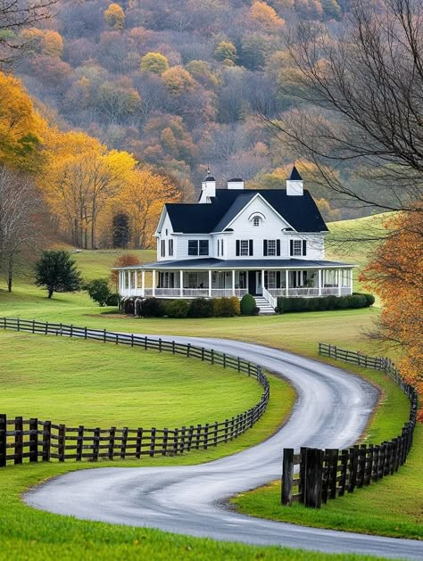 Farmhouse Asthetic Picture, Long Driveway To A Big White House, Big Farmhouse Interior, Farm House Ideas Architecture, New England Farmhouse Exterior, Big Country Homes, Small Town Layout, Prayers For Future, Future House Exterior