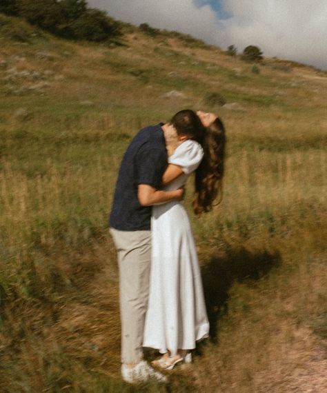 Sunrise Photoshoot Ideas Couples, Excited Engagement Photos, Couples Photoshoot Not Engagement, Overalls Engagement Photos, Effortless Engagement Photos, Fall Nature Engagement Photos, Scenic Engagement Photos, Couple Foto Ideas, Engagement Shoot Garden