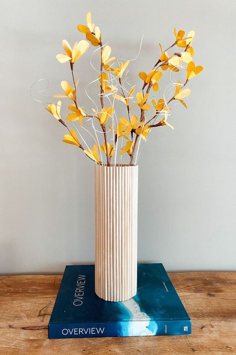 This DIY wood vase looks so expensive, but it cost less than $6 to make. Check out this step-by-step tutorial on exactly how to make it. Diy Tall Vase, Diy Crafts To Do At Home, Vase Ideas, Vase Diy, Woodworking Projects Unique, Wood Projects For Beginners, Unique Woodworking, Diy Xmas Gifts, Scrap Wood Projects