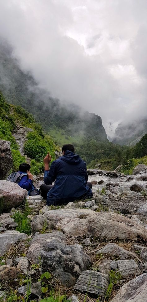 Valley of Flowers National Park is an Indian national park, located in North Chamoli and Pithoragarh, in the state of Uttarakhand and is known for its meadows of endemic alpine flowers and the variety of flora. #valleyofflowers #uttarakhandtourism #travel #travelindia #thankyou #nature Uttarakhand Snap, Pithoragarh Uttarakhand, Chamoli Uttarakhand, Valley Of Flowers Uttarakhand, Boy Snaps, Boy Snaps Pic, Alpine Flowers, Valley Of Flowers, Money Images