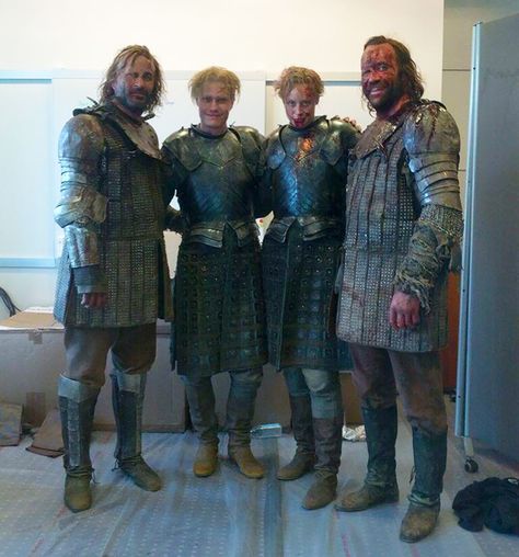 Gwendoline Christie And Rory McCann With Their Stunt Doubles On The Set Of Game Of Thrones Priceless Movie, Gwendolyn Christie, Rory Mccann, Unique Jobs, Brienne Of Tarth, Game Of Thrones Cast, Linda Carter, George Rr Martin, Stunt Doubles