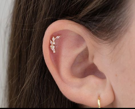 Cute Cartilage Earrings, Minimalist Ear Piercings, Cartilage Piercing Stud, Helix Jewelry, Helix Piercing Jewelry, Pretty Ear Piercings, Cartilage Earrings Stud, Cute Ear Piercings, Piercing Ideas