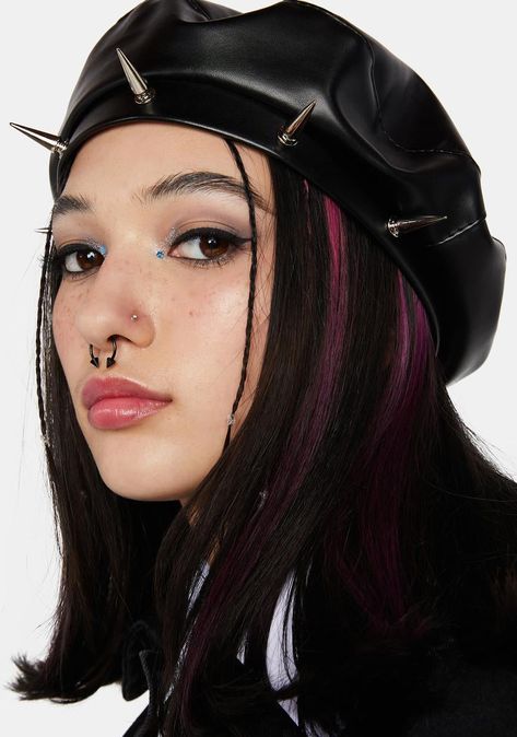 Cute Hat Aesthetic, Beret Hairstyles, Goth Hats, Aesthetic Hats, Punk Hat, Military Beret, Beret Outfit, Chain Outfit, Style Beret