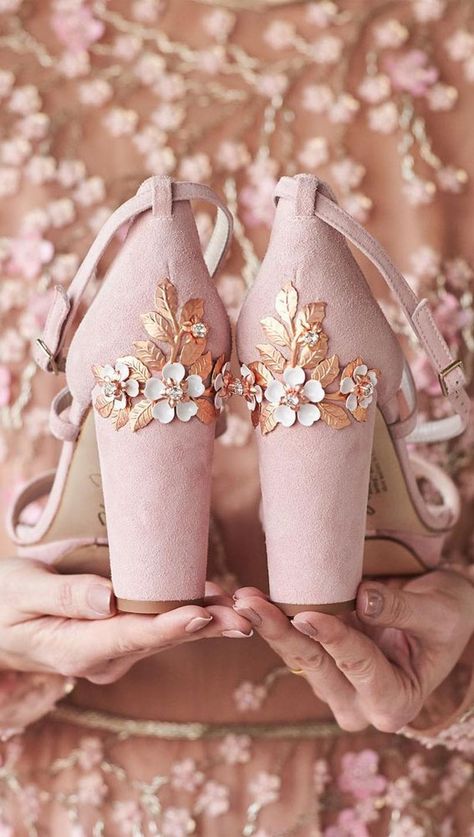 Rose Gold Heels Wedding, Pretty Wedding Shoes, Quinceanera Heels, Rose Gold Wedding Shoes, High Fashion Wedding, Rose Gold High Heels, Elegant Shoes Flat, Heels Pearl, Quinceanera Shoes