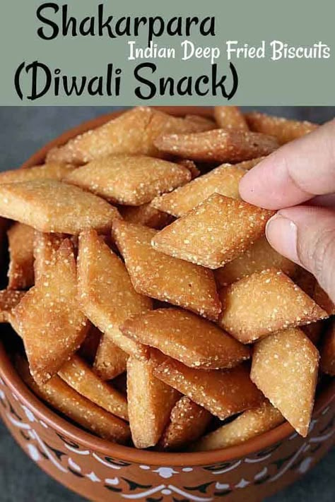 Eid Snacks, Baked Indian Snacks, Tiger Siberian, Crispy Biscuits, Diwali Sweets Recipe, Sweet Fries, Diwali Snacks, Cats White, White Tigers