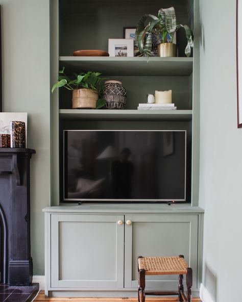 I’m winding down my Thursday over wine and watching some old Interior Design Masters on the BBC, taking a throwback to the #pastureplace project alcoves. The space needed to house the TV provides space for styling vignettes and some hidden storage for games and blankets. I decided to continue the wall colour throughout the unit to make it feel custom, elevated and considered. Then, complete it with some timeless brass handles. (FYI, take a swipe if you want to glimpse the before.) Enjoy ... Old Interior Design, Living Room Alcove, Alcove Design, Alcove Storage, Interior Design Masters, Fireplace Shelves, Story House, Hidden Storage, My Eyes