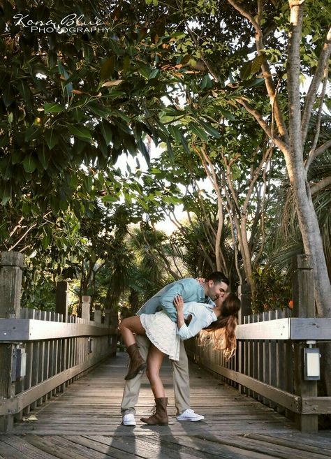 Places For Couples, Nature Bridge, Photo Bridge, Engagement Photography Poses, Cute Engagement Photos, Couple Engagement Pictures, Pre Wedding Photoshoot Outdoor, Romantic Ideas, Bridge Photography