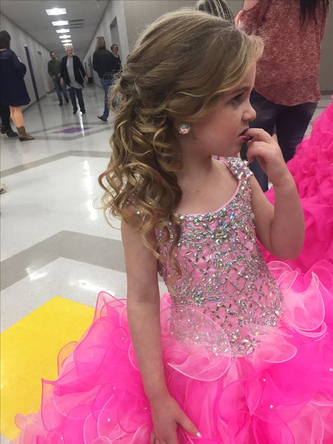 Pageant Hair Medium Length, Kids Pageant Hair, Toddler Pageant Hair, Girls Pageant Hairstyles, Girls Pageant Hair, Beauty Pageant Hairstyles, Glitz Pageant Hair, Beauty Pageant Hair, Pageant Hair For Kids