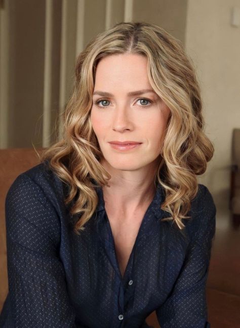 Elizabeth Shue, Vintage Indian Motorcycles, Elisabeth Shue, Transformers Movie, Female Character Inspiration, Hottest Celebrities, Greatest Hits, Favorite Celebrities, Timeless Beauty