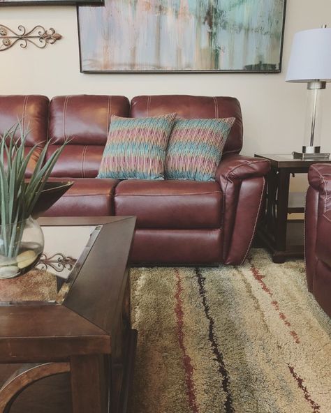 Mahogany Leather Couch Living Rooms, Oxblood Leather Couch, Burgundy Leather Couch Living Room Decor, Maroon Leather Couch, Red Leather Sofa Living Room Ideas, Maroon Couch Living Room, Maroon Sofa Living Room Ideas, Burgundy Sofa Living Room Ideas, Burgundy Leather Couch