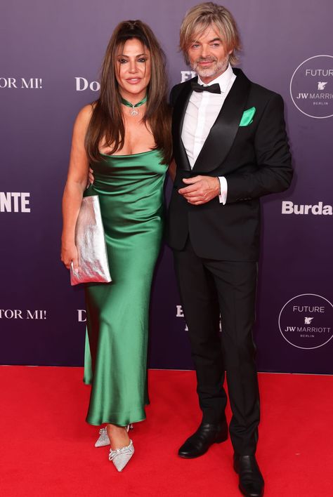 Simone Thomalla und Nicolino Hermano: Bei der Schauspielerin kam es zum Busenblitzer. Steffi Graf, Strapless Dress Formal, Red Carpet, Getty Images, Berlin, Dj, Bridesmaid Dresses, Carpet, Formal Dresses