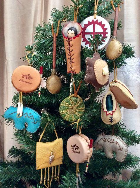 Native Christmas ornaments hand made  By Pita Romero Macias Christmas Native Decorations, Indigenous Christmas Ornaments, Indigenous Christmas Decor, Native American Christmas Decorations, Native American Ornaments Diy, Mountain Man Rendezvous Crafts, Native Christmas Ornaments, Native Crafts For Adults, Native American Crafts For Adults