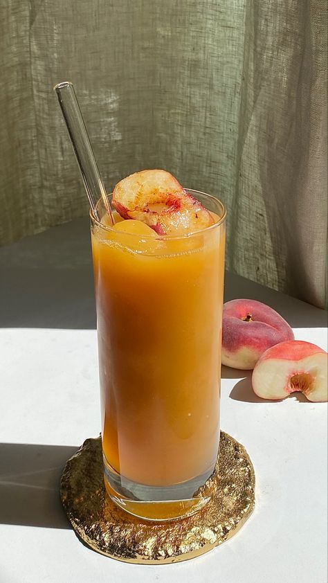 peach amaretto sour cocktail in the sun with fresh peaches and a brown sugar sautéed peach slice as a garnish Peach Juice Cocktail, Peach Amaretto, Themed Dinner Party Ideas, Juice Aesthetic, Mocktail Ideas, Themed Dinner Party, Peach Cocktail, Aesthetic Fruit, Amaretto Sour