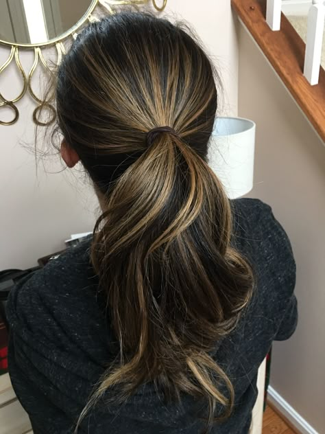 The best ponytail ever. Highlights Brown Hair Ponytail, Highlights In A Ponytail, Hight Light Hair Styles, Highlights In Ponytail, Natural Hair Dye Ideas Brunettes, Ponytail With Highlights, Highlighted Ponytail, Ponytail Highlights, Highlight Ponytail