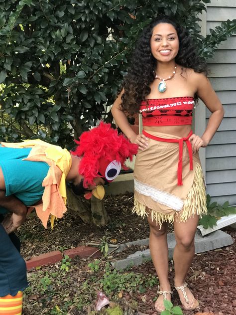 Moana halloween costume, homemade hei hei costume, fun halloween ideas, Couple costume, Cosplay, Moana, Halloween, Great halloween idea for couples, college costumes Moana Diy, Moana Halloween, Moana Halloween Costume, Moana Cosplay, Chicken Halloween, College Costumes, Unique Couple Halloween Costumes, Chicken Costumes, Costumes Couples