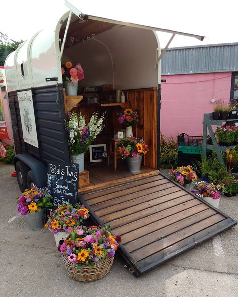 Flower Shop On Wheels, Mexican Flower Shop, Flower Trailer Business, Horse Trailer Flower Cart, Flowers Shop Ideas, Flower Trailer Shop, Portable Flower Stand, Mobile Flower Truck, Mobile Flower Cart