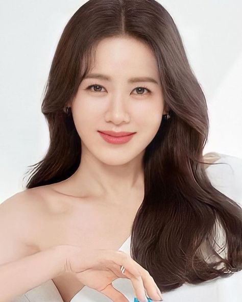 Professional Profile Pictures, Face References, Star Actress, Korean Face, Ulzzang Makeup, Rich Women, Korean Actresses, Wedding Hair And Makeup, Girl Mom