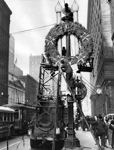 Vintage: holiday shopping – Chicago Tribune Shopping Chicago, Day After Thanksgiving, Photos Travel, Chicago Shopping, State Street, Chicago Tribune, Holiday Shopping, Holiday Time, Vintage Holiday