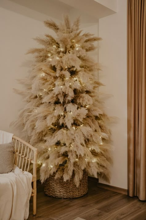 Christmas Tree Inspo Modern, Christmas Tree Ideas Pampas, Pampas’s Christmas Tree, Pampas Xmas Tree, Christmas Tree Pampas Decor, Christmas Tree Boho Ideas, Pampas Christmas Tree Topper, Diy Pampas Christmas Tree, Pompass Grass Christmas Decor