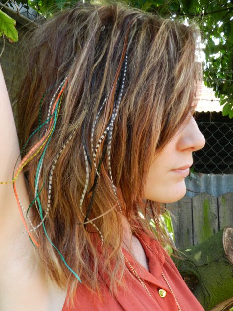 PARADISE: http://www.aheadofhair.biz/feather-hair-extensions-mixed-colours/feather-hair-extension-paradise--feather-extension-paradise.html And Tribal fusion:http://www.aheadofhair.biz/feather-your-heads-the-naturals/feather-hair-extension-tribal-fusion--feather-extensions-tribal.html Mixed Hair Extensions, Feather Extensions In Short Hair, Feather In Hair, Feather Extensions Hair, Hair Feather Extensions, Diy Hair Feather Extension, Feather Hair Extensions Boho, Boho Hair Feathers Hippie, Boho Hair Wrap