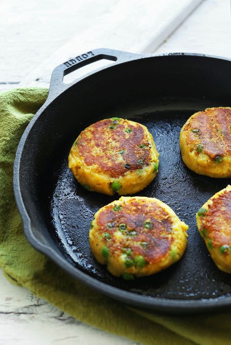 AMAZING CURRY Spiced Samosa Potato Cakes! A simplified, gluten free version of a samosa with a 5-ingredient Green Chutney! #vegan #glutenfree #recipe #indian #dinner Samosa Patties, Minimalist Baker, Curry Spices, Green Chutney, Potato Cakes, Indian Snacks, Tikka Masala, Samosa, Indian Dishes