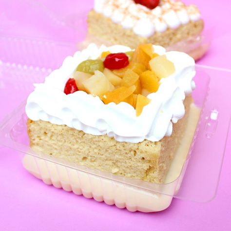 Pastel individual de tres leches Chocoflan Cake, Cupcakes For Sale, Pastel Tres Leches, Tres Leches Cupcakes, Cakes For Sale, Mini Pizzas, Fruit Toppings, Tres Leches Cake, Cake Packaging