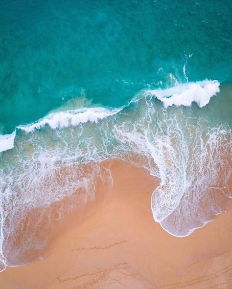 Amazing Aerial Shots by Salty Wings – Fubiz Media Beach Top View, Ocean Wallpapers, Aerial Beach Photography, Resin Beach, Waves Ocean, Aerial Drone, Beach Wallpaper, Ocean Painting, Beautiful Ocean