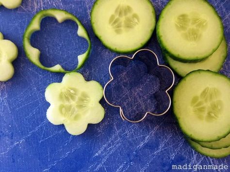 Use a cookie cutter to make cucumber flowers. And then you don't have to peel them. Cucumber Flowers, Cucumber Flower, Decorações Com Comidas, Shower Food, Snacks Für Party, Mad Hatter Tea, High Tea, Creative Food, Royal Icing