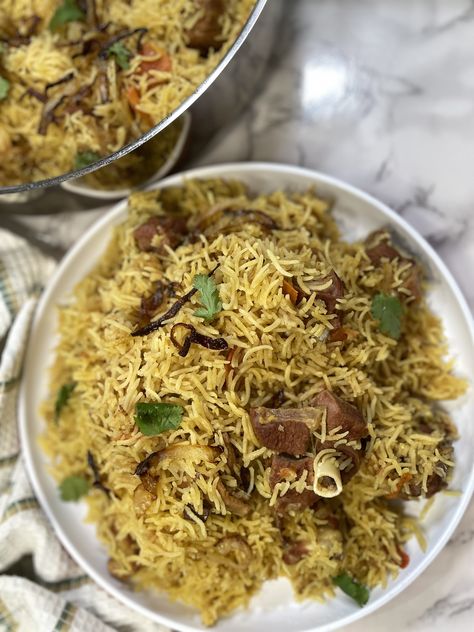 Spicy Mutton Pulao/Pulao Biryani Parsi Recipes, Mutton Pulao, Yakhni Pulao, Finger Mehndi, Desi Khana, Pakistani Dishes, Chicken Korma, Mutton Recipes, One Pot Meal