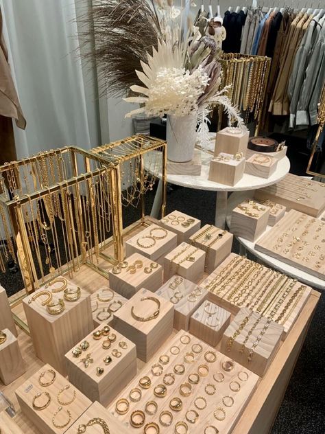 Earring Display For Boutique, Jewerly Displays Ideas, Jewellery Booth Design, Jewelry Display Table Ideas, Jewelry Vendor Set Up, Jewelry Pop Up Store, Pop Up Jewelry Shop, Jewelry Store Aesthetic, Jewelry Market Displays