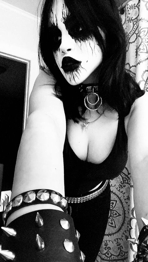 Corpse Paint Woman, Corpse Makeup Black Metal, Corpse Paint Girl, Black Metal Makeup, Corpse Paint Black Metal, Black Metal Corpse Paint, Corpse Makeup, Black Metal Fashion, Goth Halloween Costume