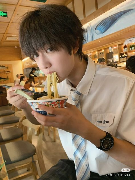 Eating Noodles, Boy Icon, Male Pose Reference, Asian Boy, Photographie Portrait Inspiration, People Poses, Human Reference, Body Reference Poses, Human Poses Reference