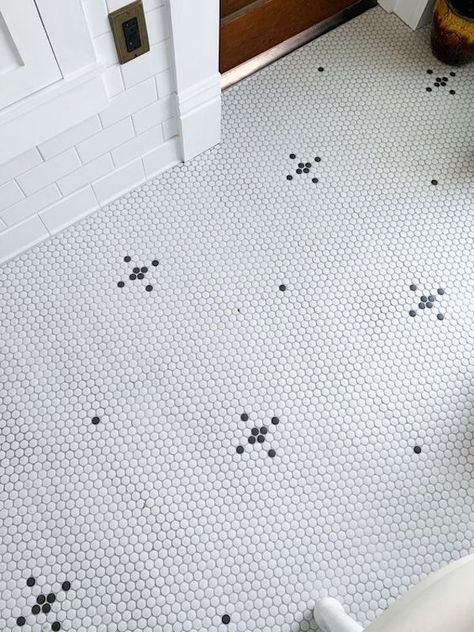 pretty black and white penny tile pattern on laundry room floor Penny Tile Bathroom Floor, Penny Tiles Bathroom, Penny Tile Floors, Unsanded Grout, Penny Round Tiles, Penny Tile, Round Tiles, Floor Bathroom, Small Tiles